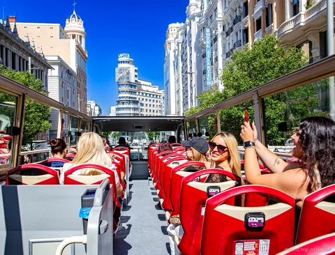 Autobus hop-on hop-off di Madrid davanti al Palazzo Reale sulla linea Viola