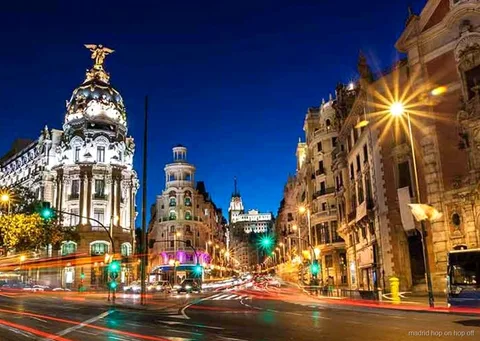 Bus del tour nocturn hop-on hop-off de Madrid passant pels monuments il·luminats