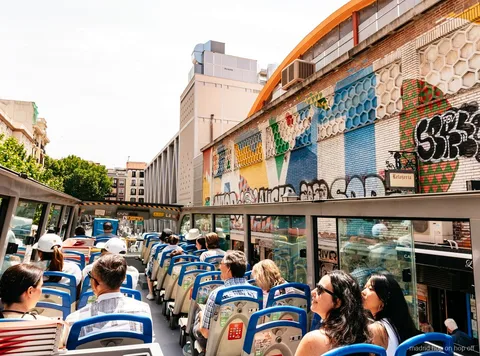 Autobús turístico Madrid City Tour hop-on hop-off en una calle histórica
