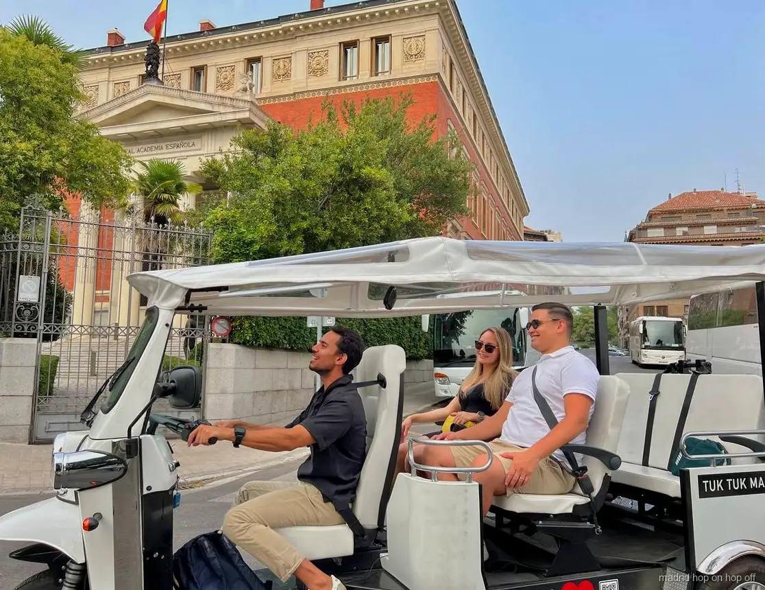 Private Elektro-Tuk-Tuk-Tour fährt am Königspalast von Madrid vorbei