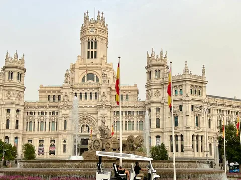 Zweisprachiger Guide fährt ein Elektro-Tuk-Tuk durch Madrid