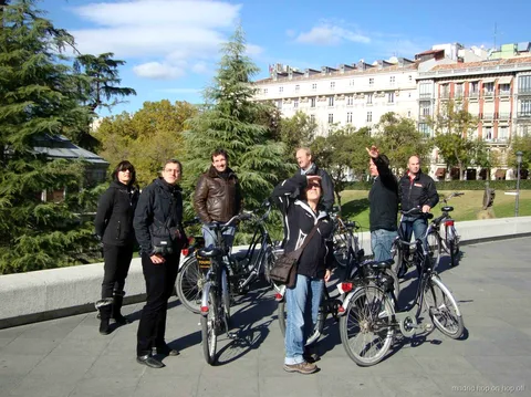 Lokaler Guide führt eine Madrid Fahrradtour durch das historische Zentrum