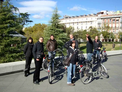 Guía local llevando un tour en bicicleta por el centro histórico de Madrid