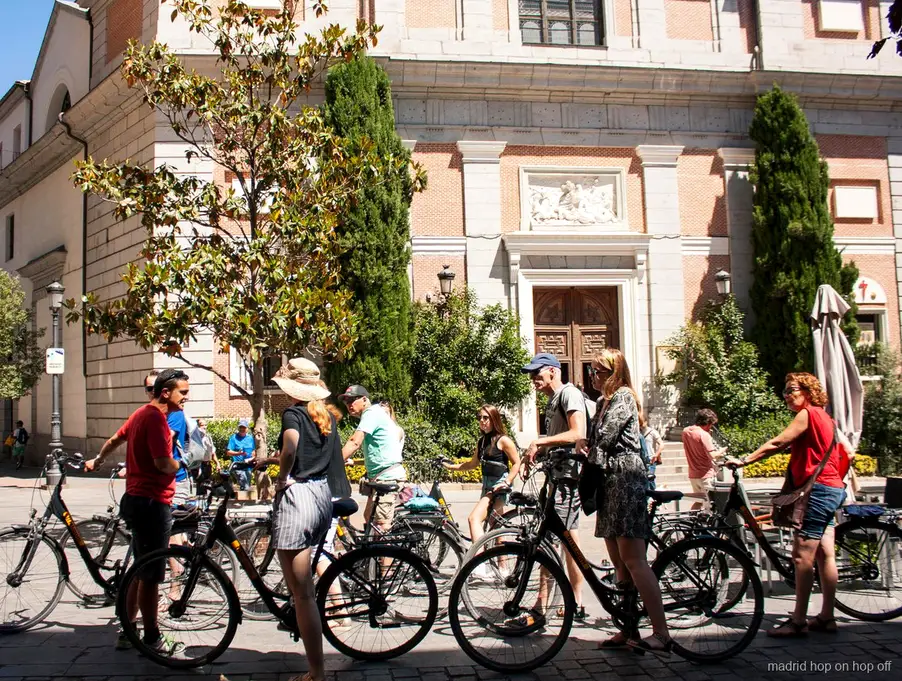 Ciclistes pedalant pel Parc del Retiro durant el tour en bicicleta a Madrid