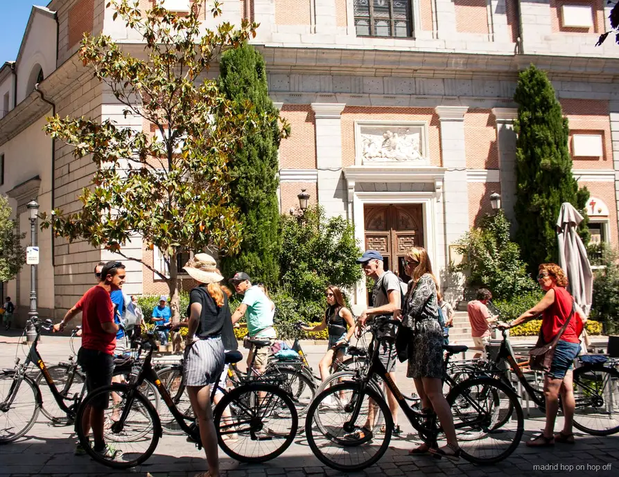 Ciclisti che attraversano il Parco del Retiro durante il tour in bici a Madrid