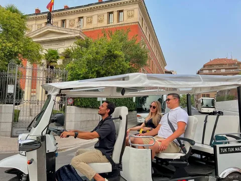 Tour privé en tuk tuk électrique passant devant le Palais Royal de Madrid