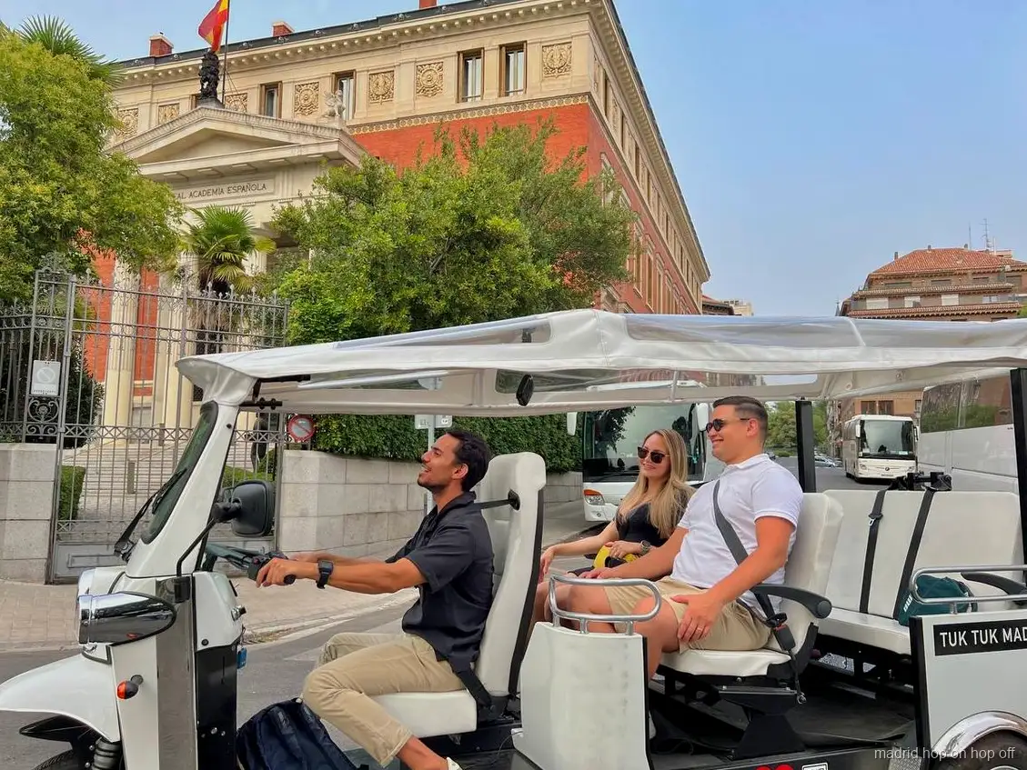Tour privé en tuk tuk électrique passant devant le Palais Royal de Madrid